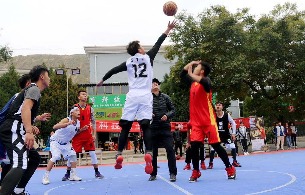 千赢qy88国际手机版官网登录入口第五届“迎新杯”篮球赛开幕.jpg